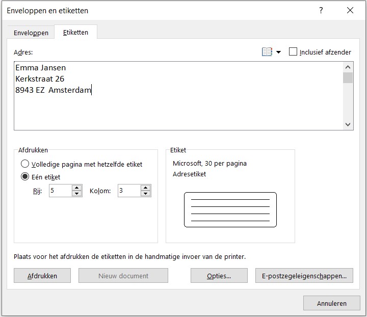 Screenshot van het scherm 'Enveloppen en etiketten' met ingevoerde adresgegevens van één persoon. Daaronder is de optie 'Eén etiket' aangevinkt in Word