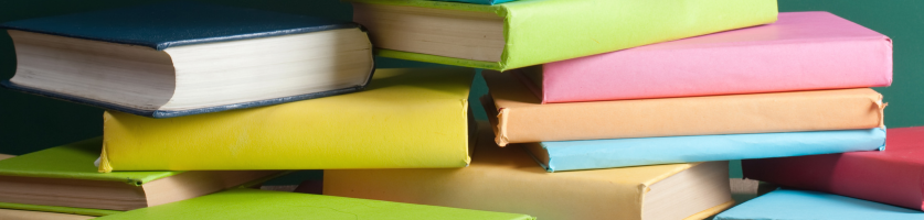 Stapel boeken met gekleurd kaftpapier