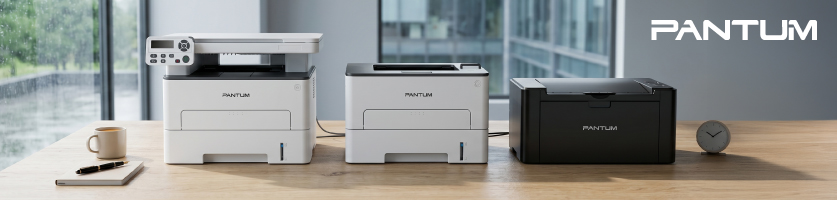 3 Pantum printers op een blauwe achtergrond met gele druppel