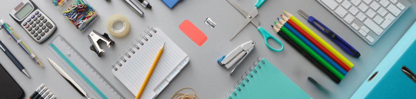 bureau met schrijfgerief