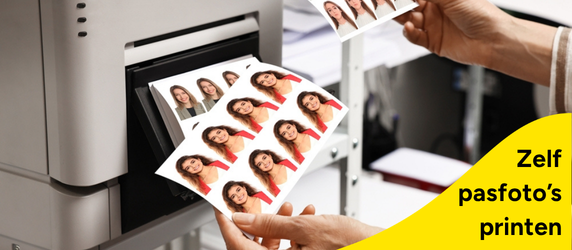 Pasfoto's worden uit de printer genomen