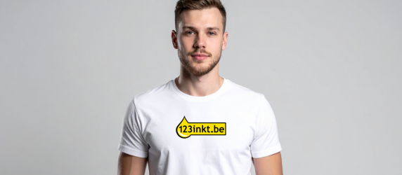Man in witte T-shirt met 123inkt logo