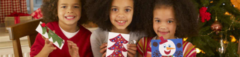 tafel vol met knutselspullen in kerstsferen