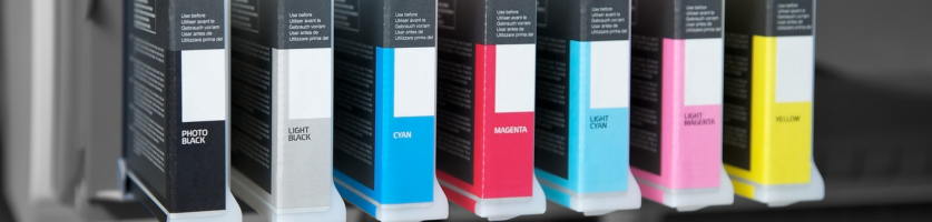Serie huismerkcatridges van verschillende kleuren op een rij Serie huismerkcatridges van verschillende kleuren op een rij