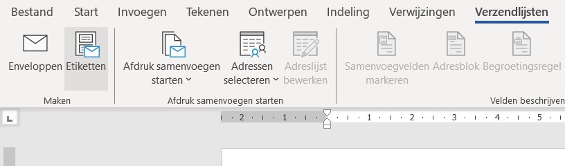 Screenshot van de knop 'Verzendlijsten' en de knop 'Etiketten' in Word